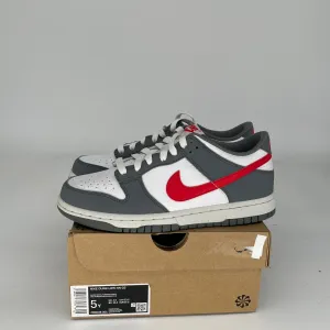 NIKE DUNK LOW NEXT NATURE SMOKE GREY LIGHT CRIMSON SIZE 5Y FB8038-001