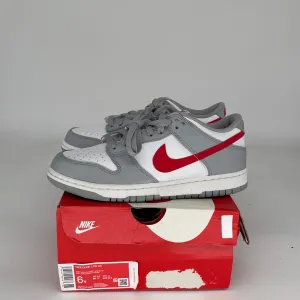 NIKE DUNK LOW WHITE WOLF GREY UNIVERSITY RED SIZE 6Y DV7149-001