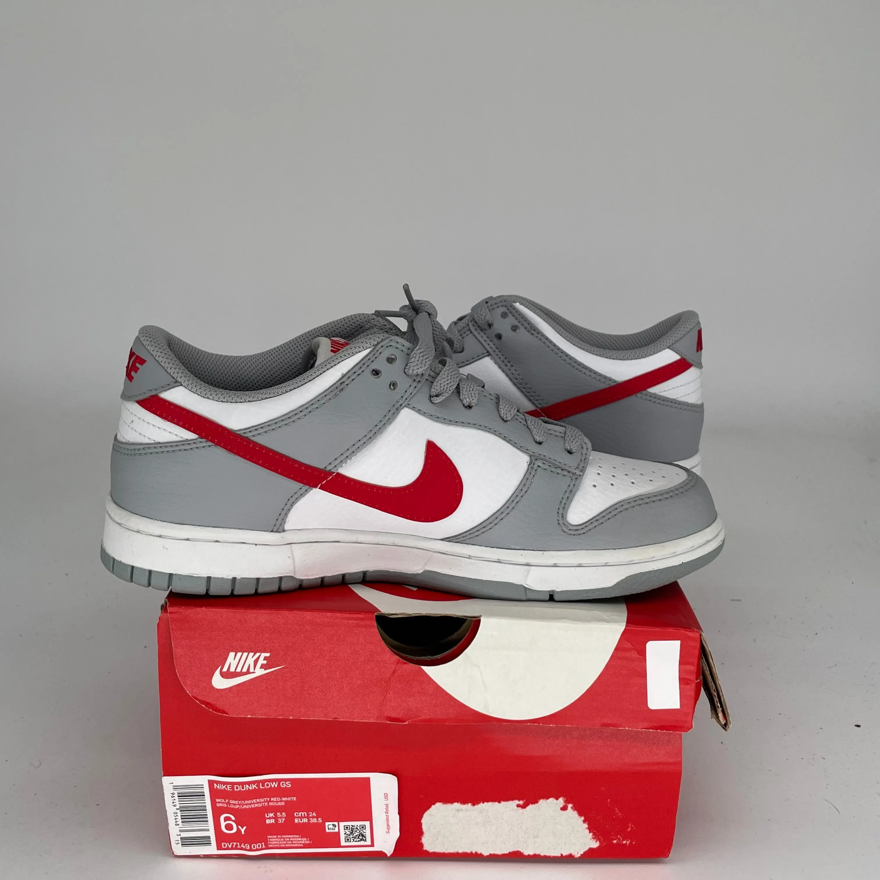 NIKE DUNK LOW WHITE WOLF GREY UNIVERSITY RED SIZE 6Y DV7149-001