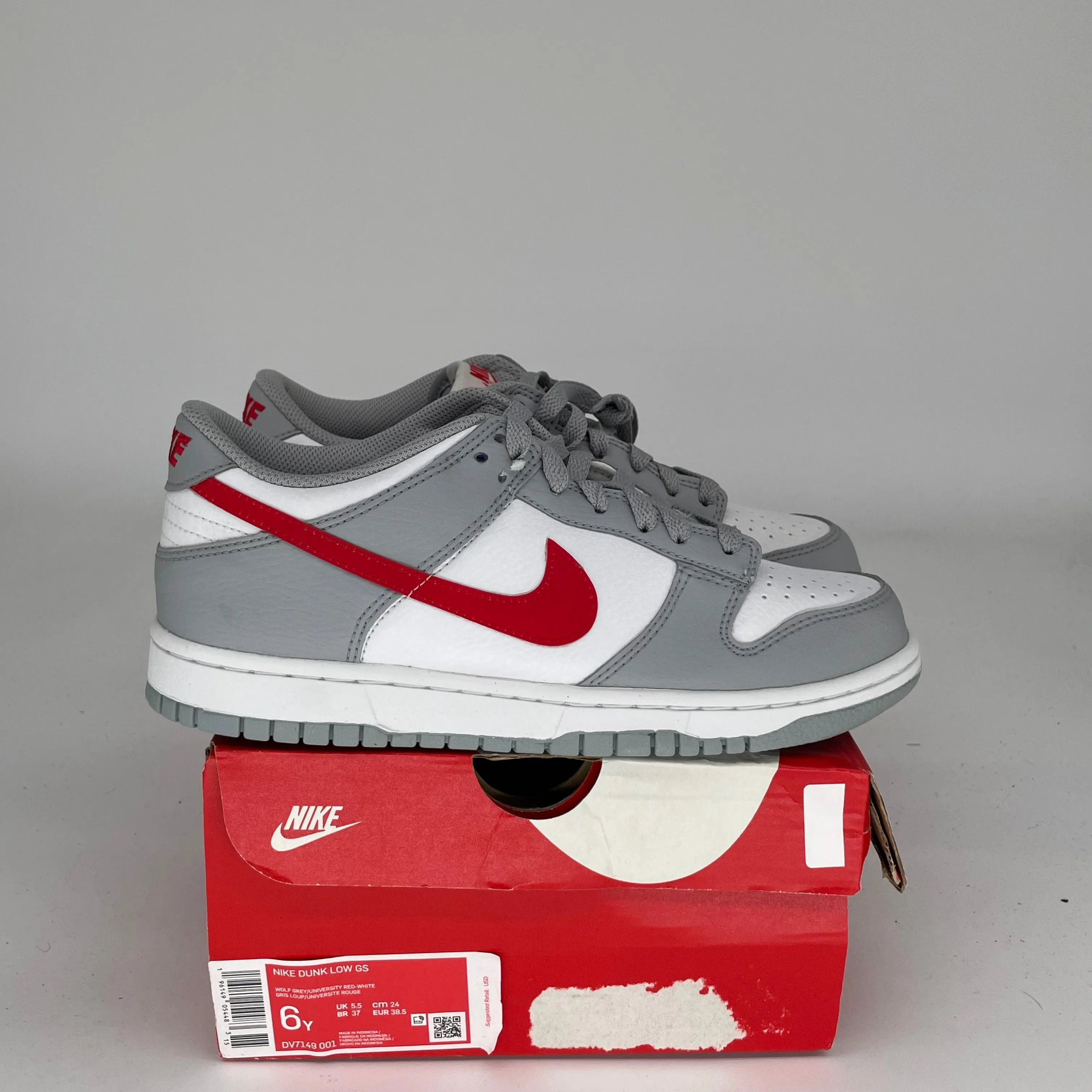 NIKE DUNK LOW WHITE WOLF GREY UNIVERSITY RED SIZE 6Y DV7149-001